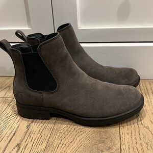 Born cove dark grey suede boots